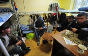 Россиянин по сантиметрам раздарил свой дом сотне мигрантов