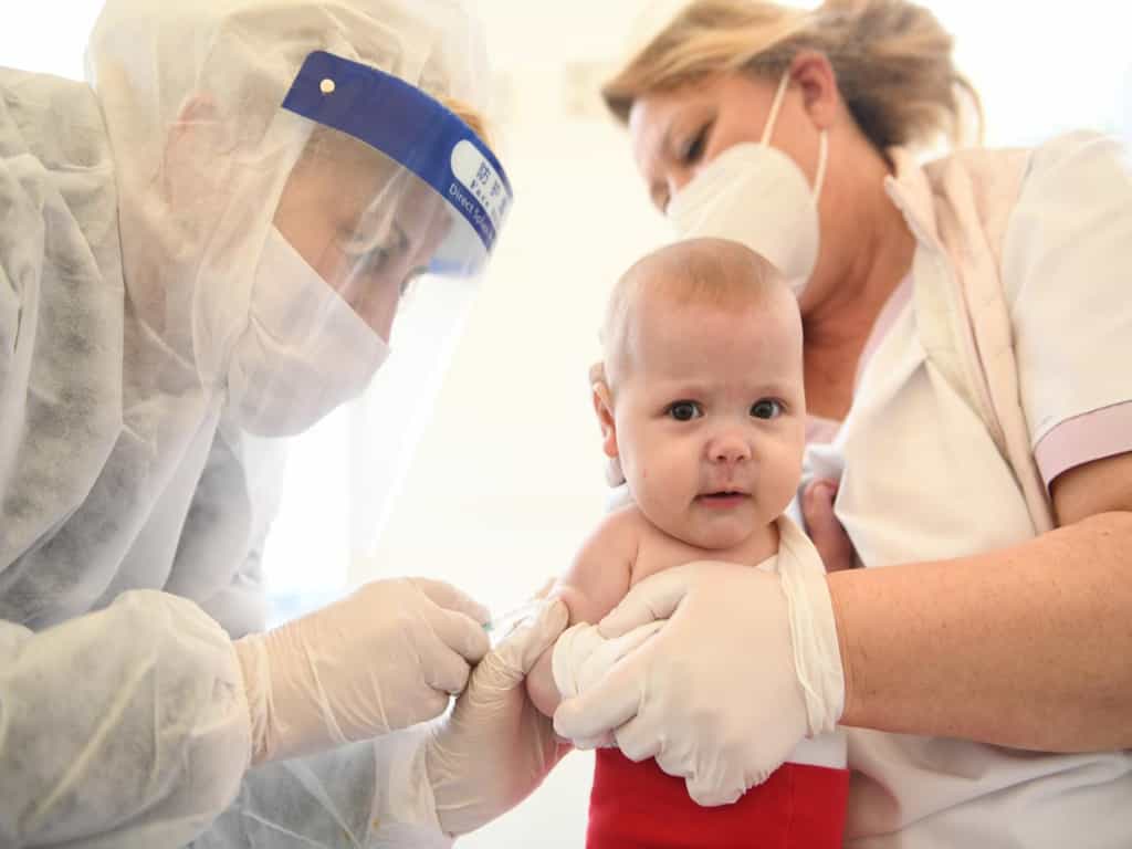 Мурашко заявил о скором окончании экспертизы вакцины от COVID-19 для детей
