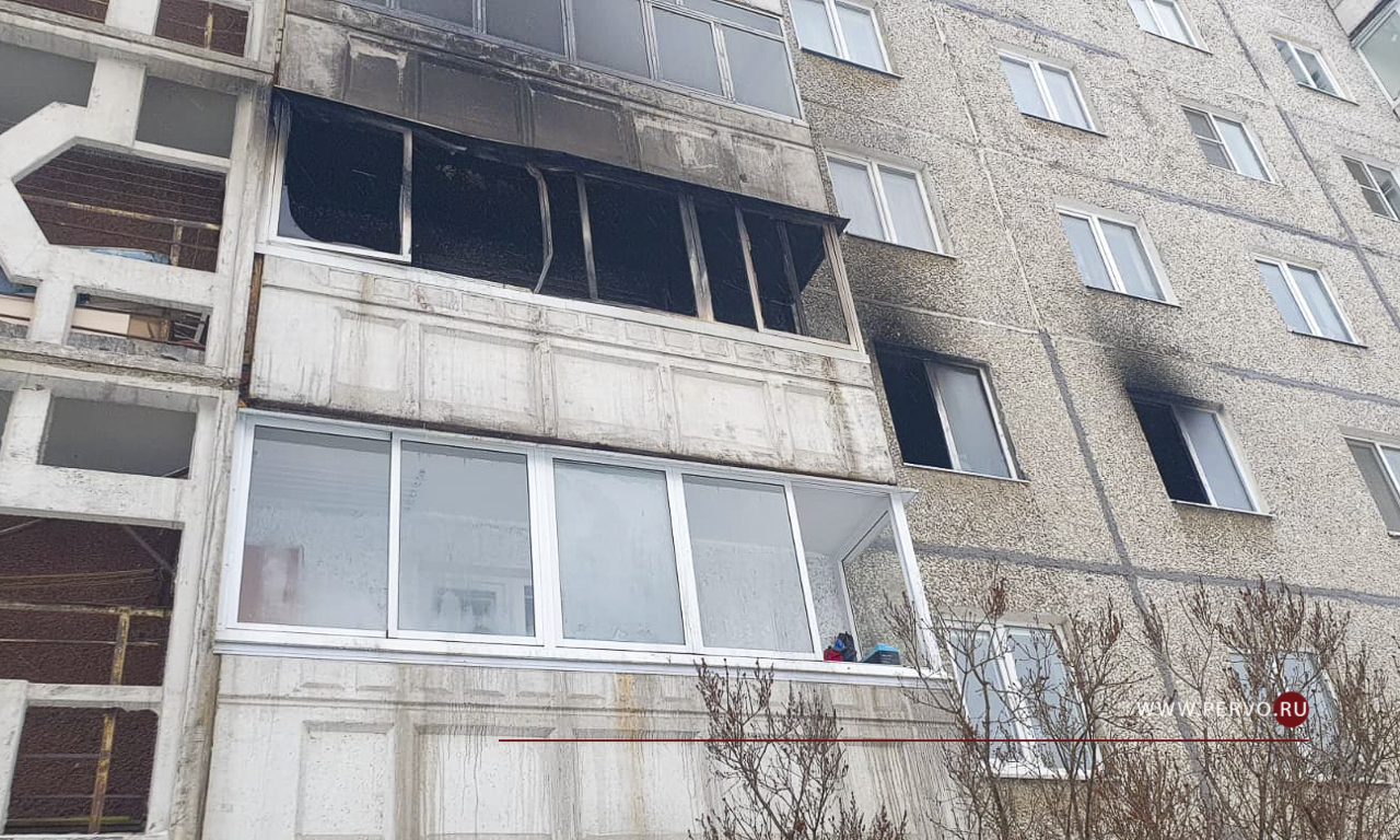 Спасатели эвакуировали целый подъезд из-за пожара в жилой многоэтажке