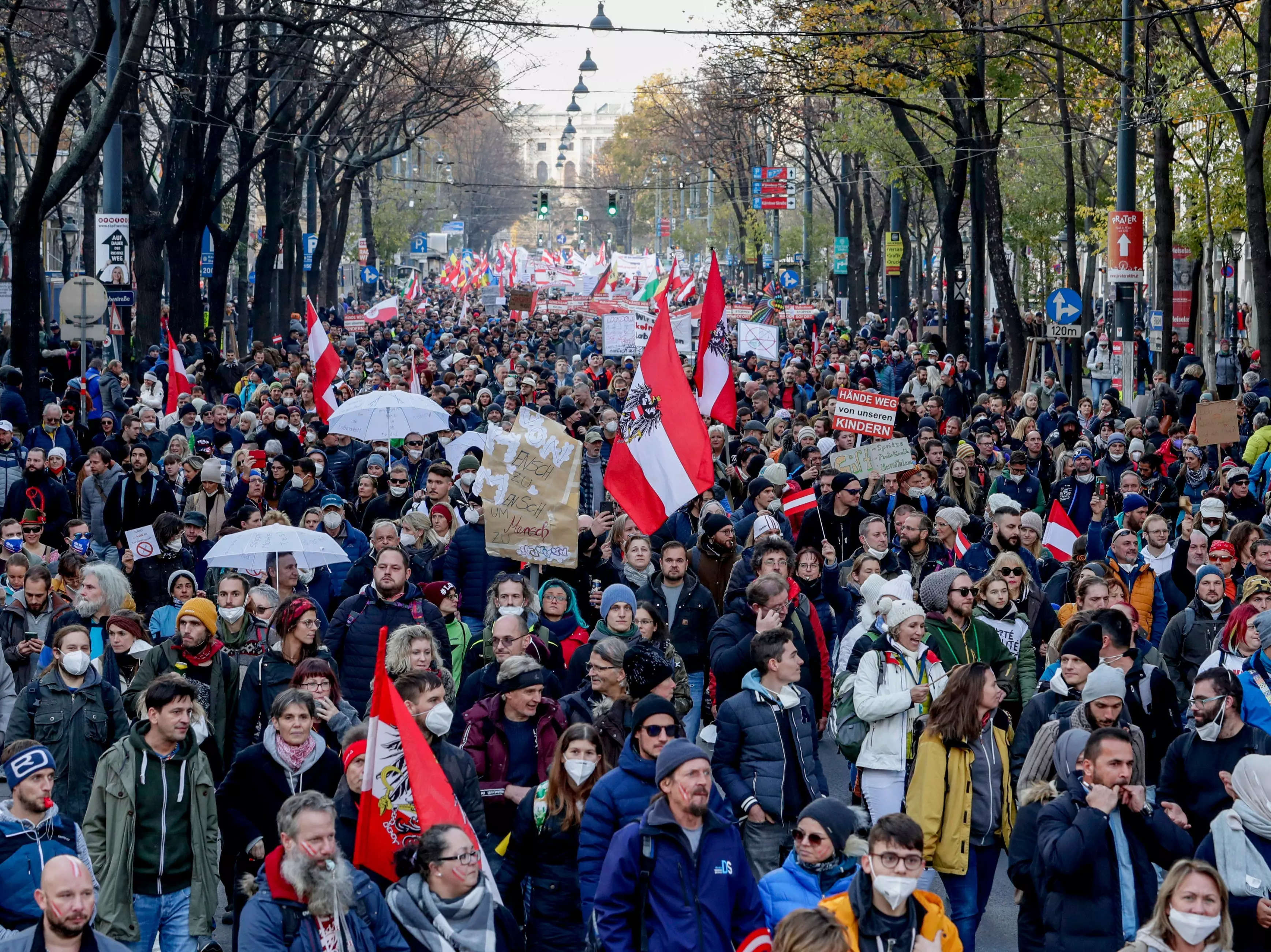 40 тыс. человек вышли в Вене на демонстрации против вакцинации от COVID-19