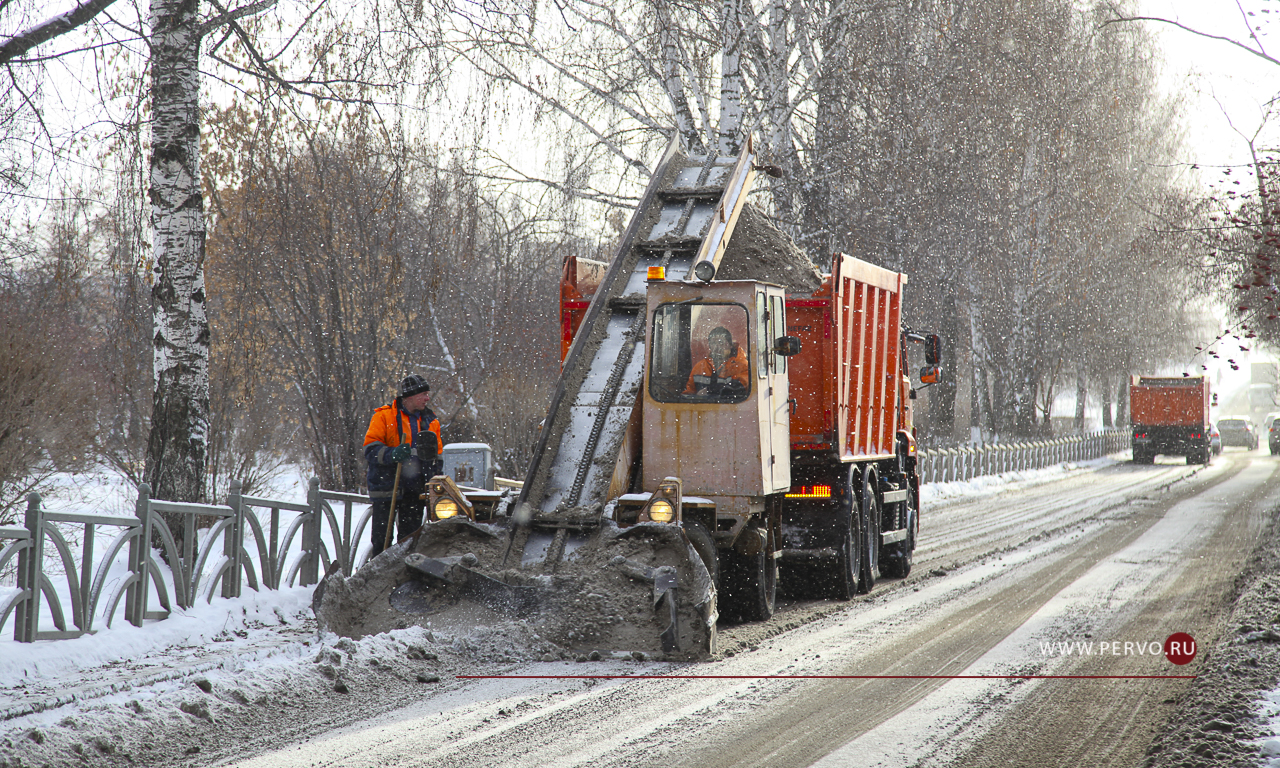 Дорожная служба ежедневно очищает от снега порядка 100 км дорог