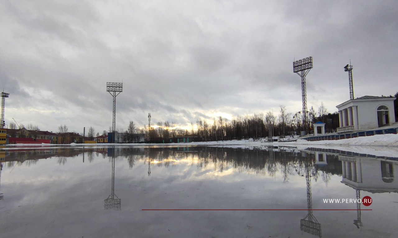 Оттепель растопила лед на стадионе «Уральского трубника»