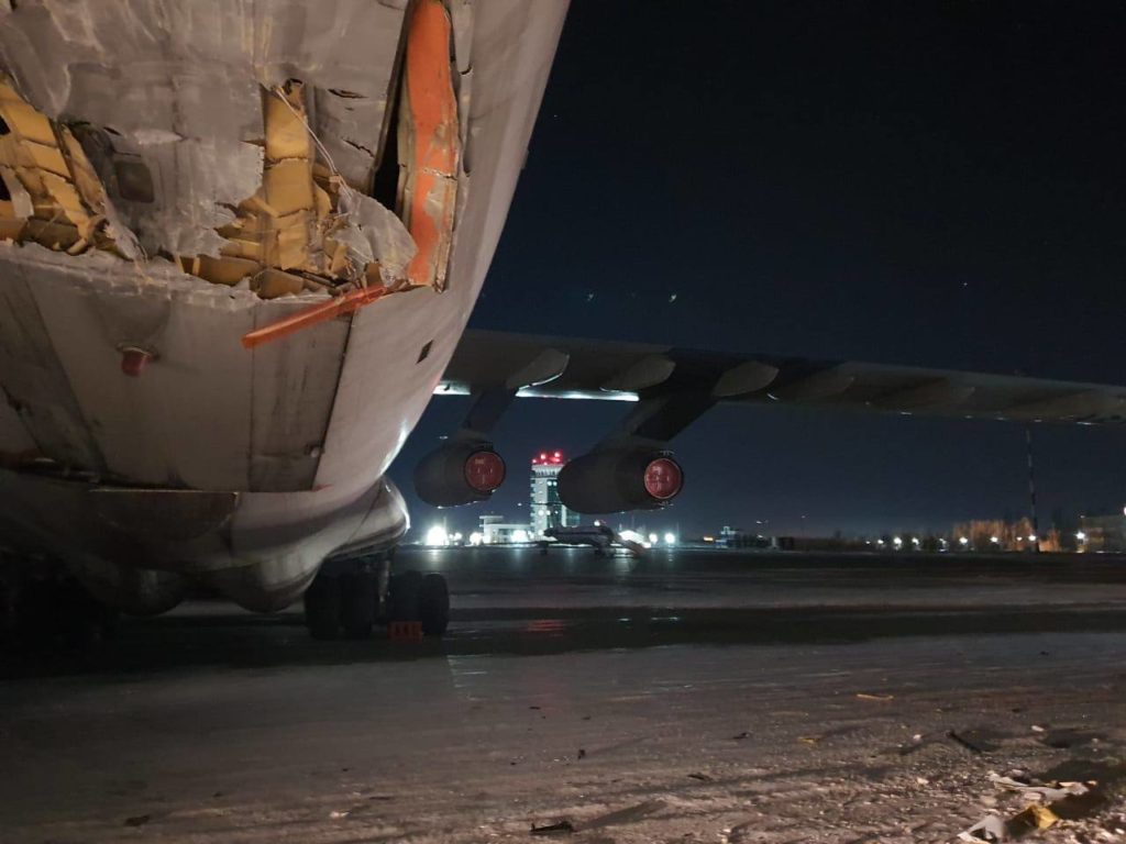 В аэропорту Владивостока снегоуборочная машина протаранила Ил-76