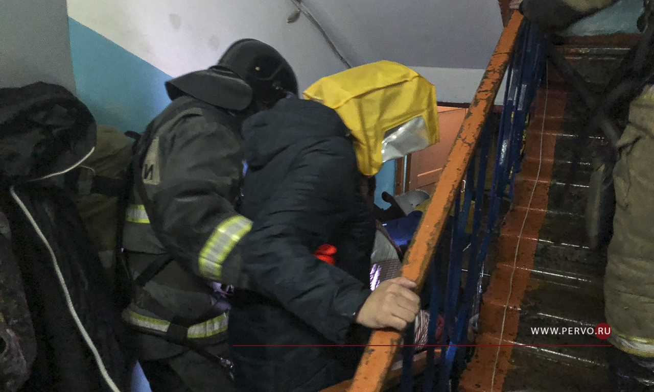 Спасатели эвакуировали подъезд из-за пожара в жилом доме