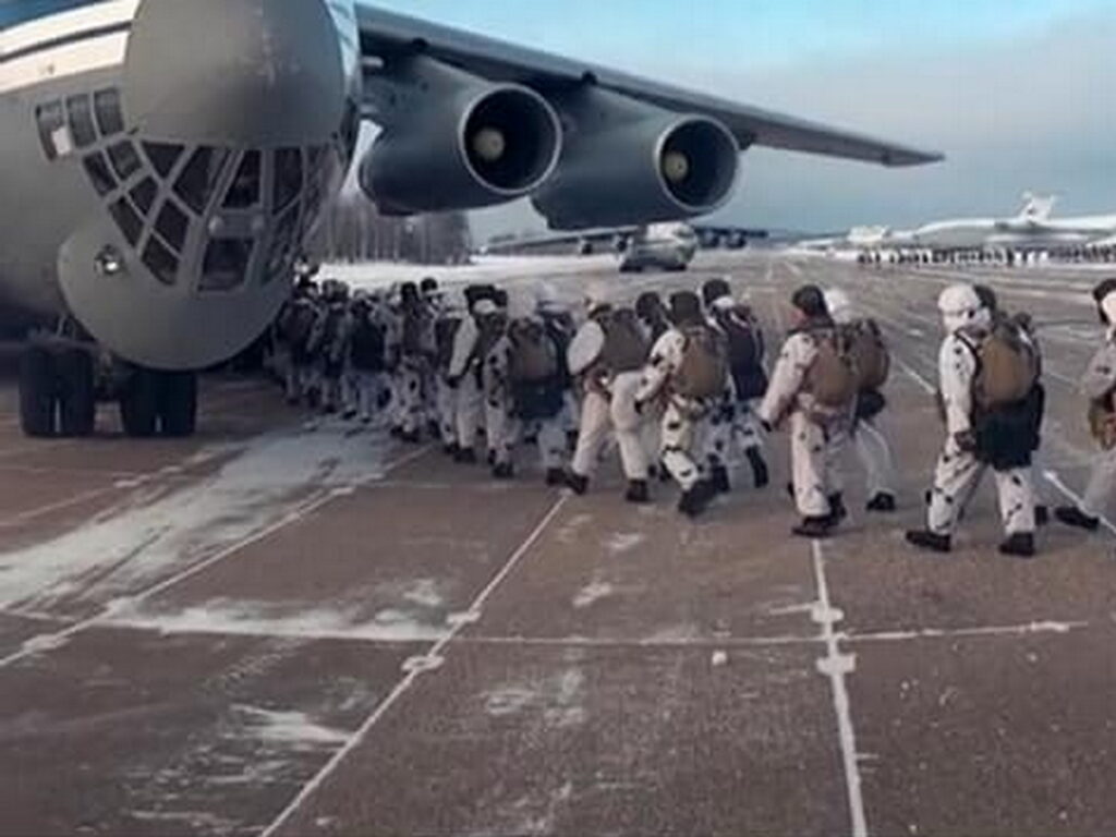 Все 19 самолетов с российскими миротворцами вернулись из Казахстана