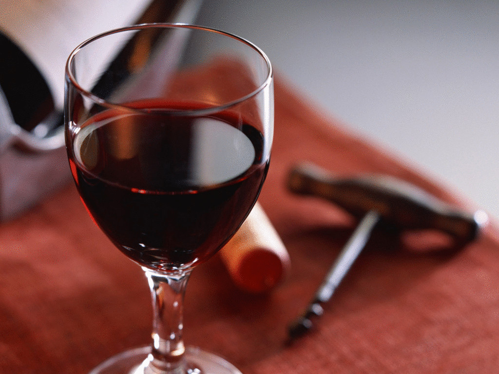 Китайские ученые оценили связь между употреблением вин и пива и COVID-19