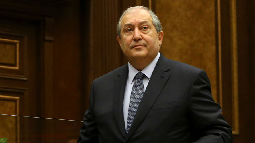 В парламенте Армении приняли отставку президента
