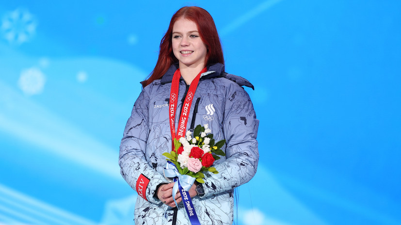 Трусова сняла свою медаль после вручения на ОИ-2022