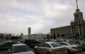 В Екатеринбурге на площади 1905 года снова открылась парковка
