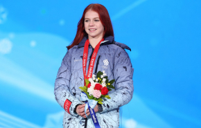 Трусова сняла свою медаль после вручения на ОИ-2022