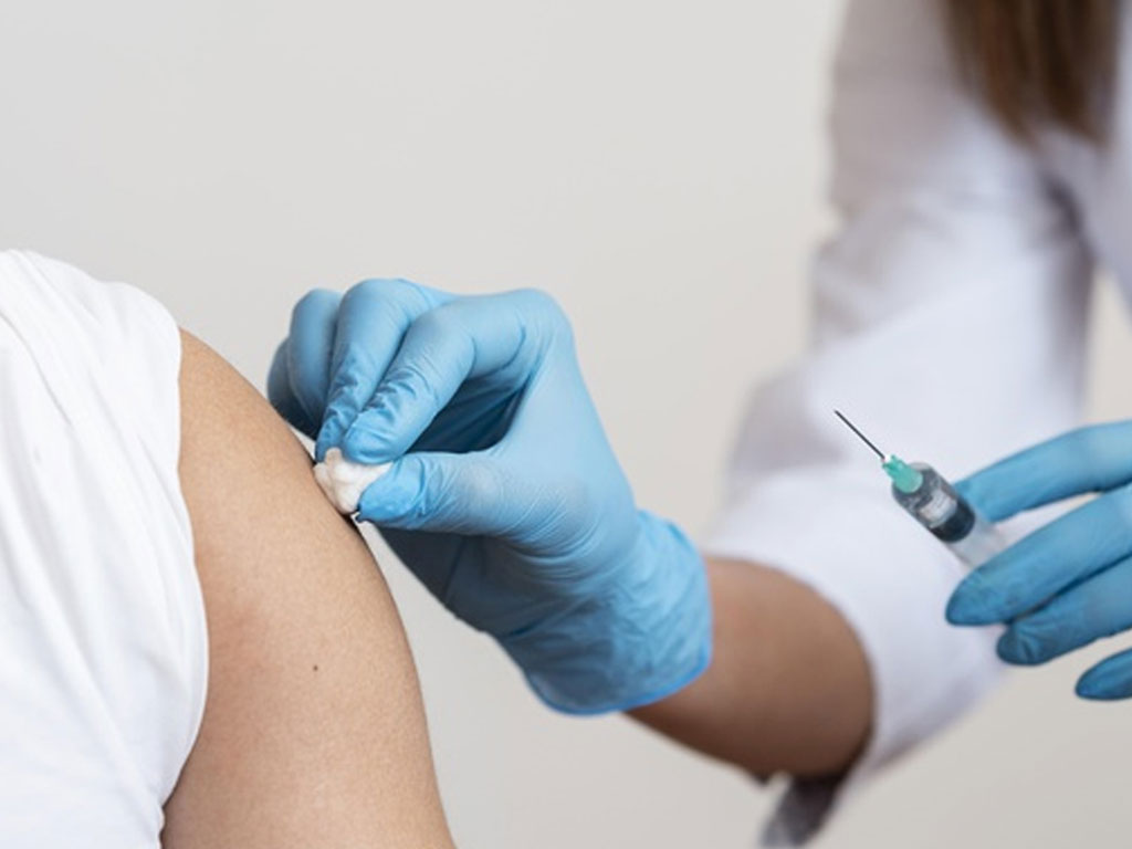 Минздрав зарегистрировал вакцину от COVID-19 центра ФМБА «Конвасэл»