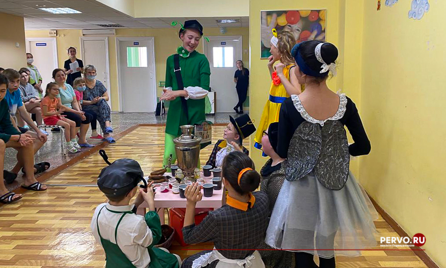 В детской городской больнице состоялась премьера спектакля «Муха-цокотуха»