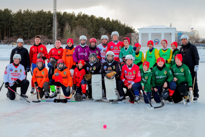 Хоккеисты «Уральского трубниак» провели занятие с воспитанниками дворовых клубов