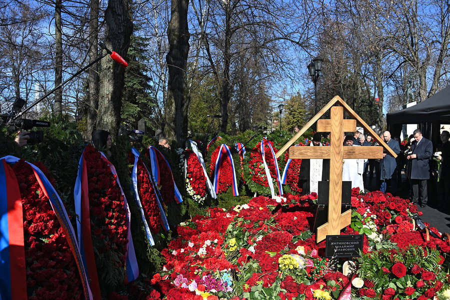 С могилы Жириновского похитили ленту от его сына с надписью «Давай помиримся»