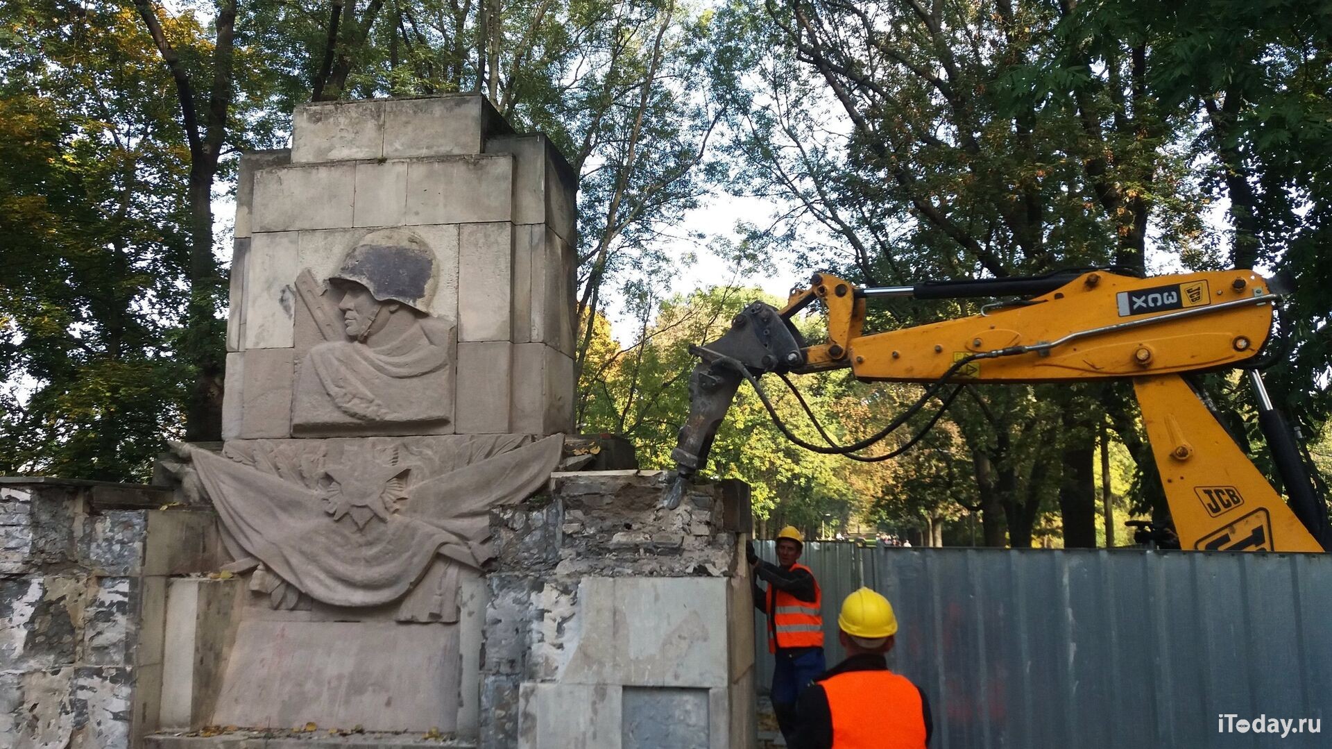 В Польше снесли три памятника советским войнам