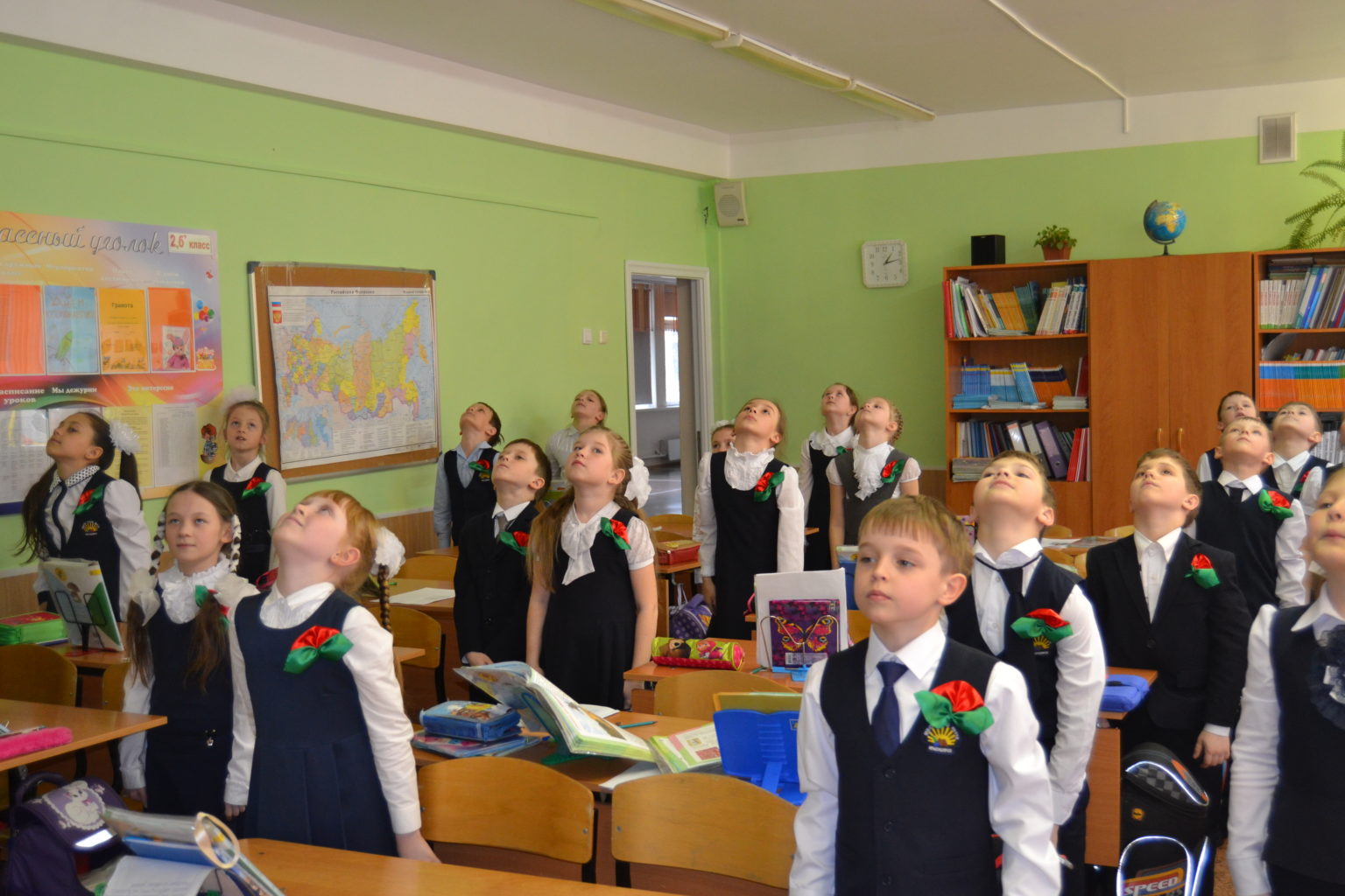 В учебных заведениях с 1 мая начнут регулярно включать гимн РФ перед занятиями