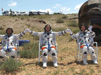 Экипаж «Шэньчжоу-13» вернулся на Землю с китайской космической станции