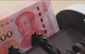 Центробанк Китая понизил курс юаня к доллару до минимума с лета 2021 года