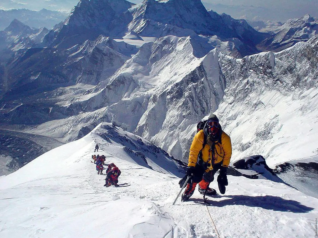 Российский альпинист умер в Непале при восхождении на Эверест