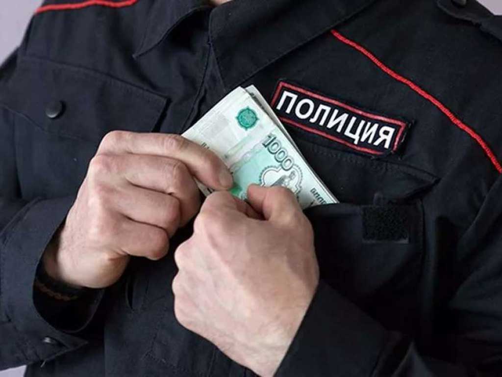 В Екатеринбурге за вымогательство взятки задержали четырех сотрудников полиции