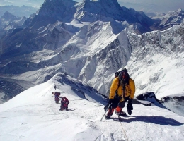 Российский альпинист умер в Непале при восхождении на Эверест