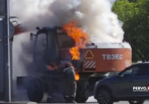 В Первоуральске на дороге загорелся экскаватор. Видео