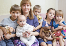 Власти раздадут многодетным матерям 600 тысяч рублей