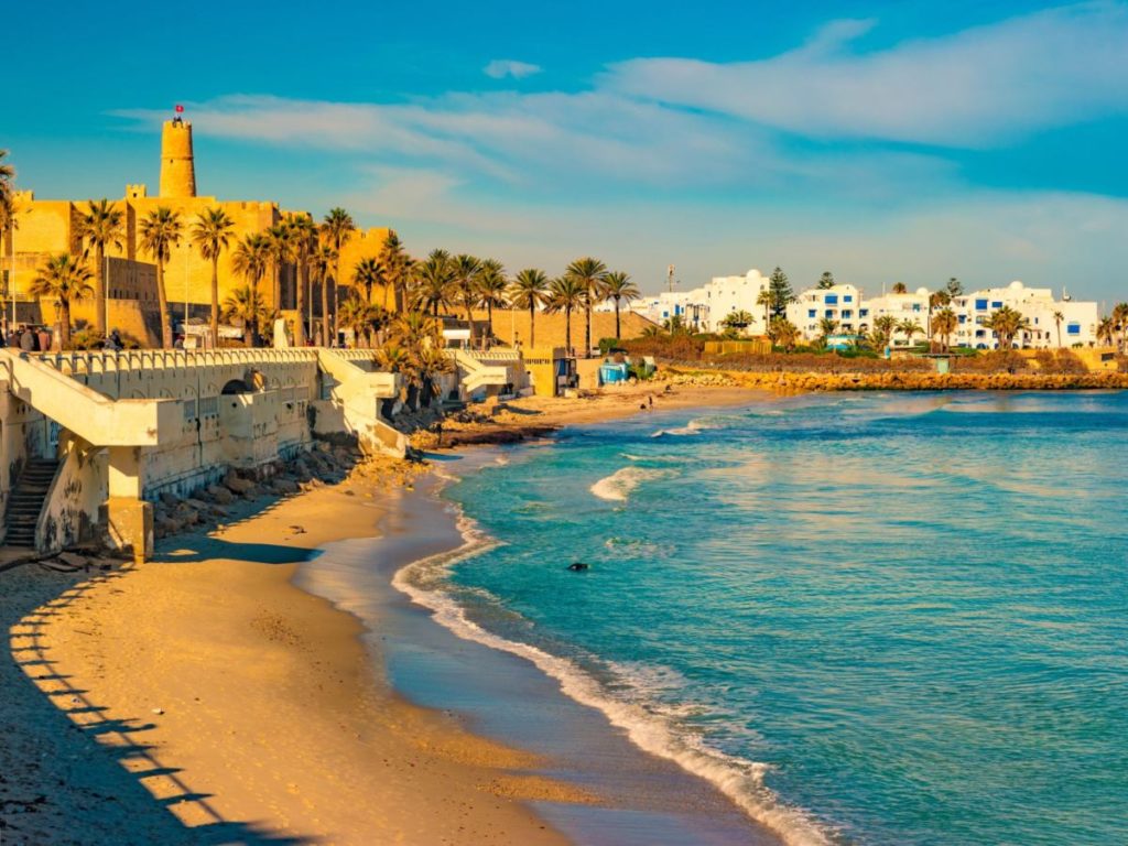Власти Туниса отменили пятидневный карантин для прибывающих иностранных туристов