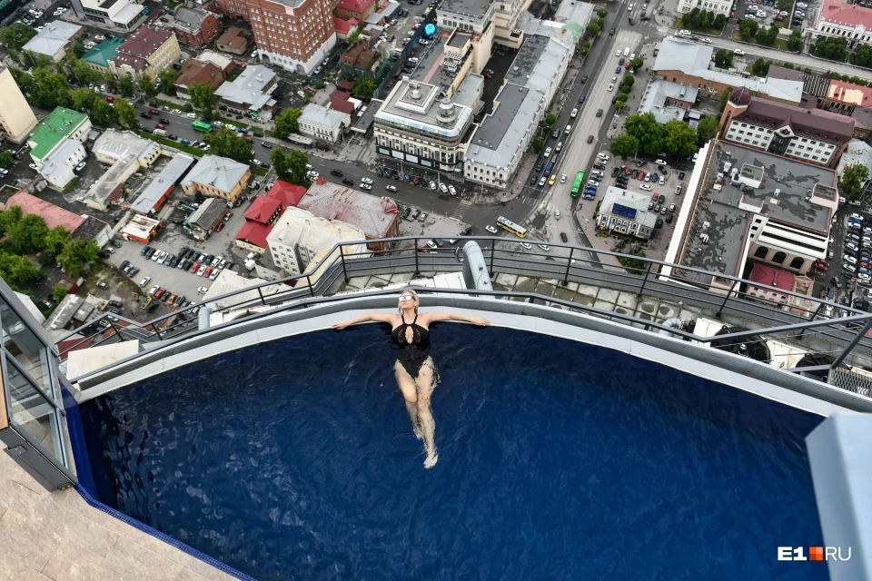 В Екатеринбурге открылся бассейн на крыше небоскреба «Высоцкий»