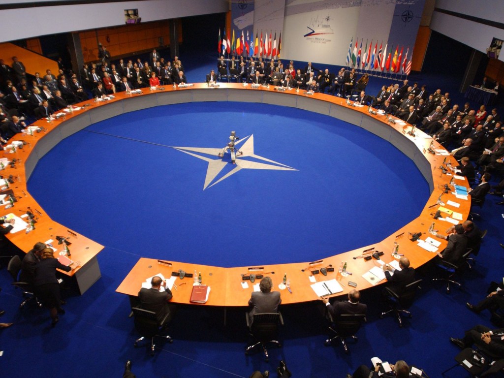 Страны НАТО по итогам саммита могут усилить военный контингент у границ России