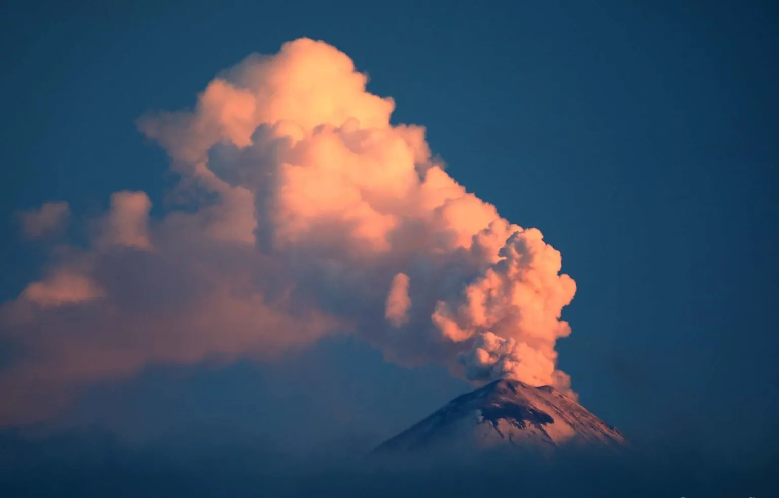 На Курилах вулкан Чикурачки выбросил столб пепла высотой 4,5 км