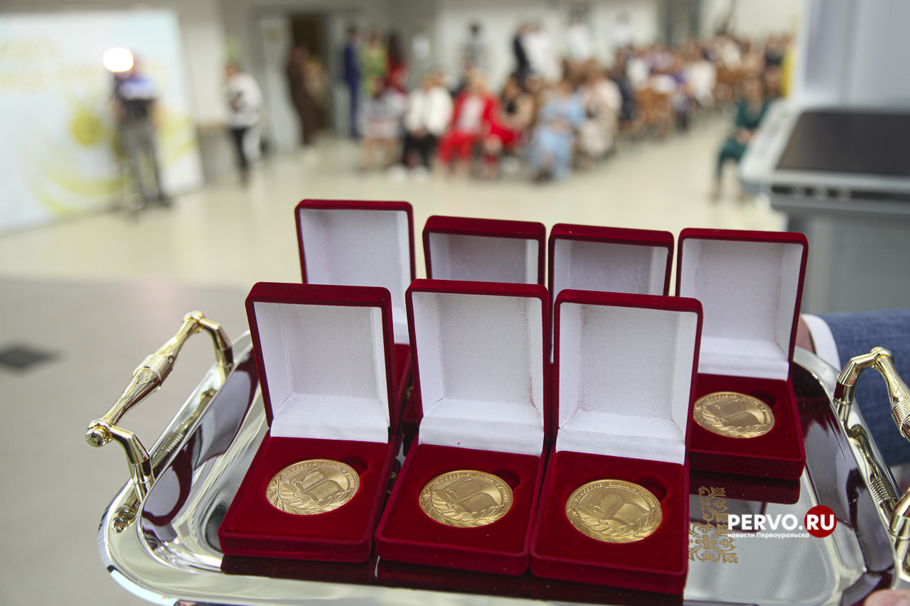 Первоуральским выпускникам вручили медали «За особые успехи в учении»