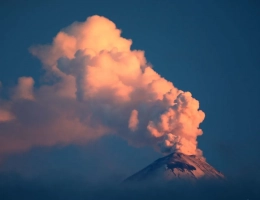 На Курилах вулкан Чикурачки выбросил столб пепла высотой 4,5 км