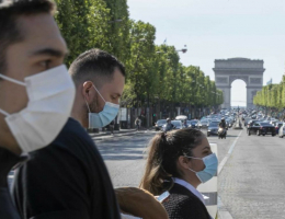 Глава Минздрава Франции призвала вновь носить маски в общественных местах
