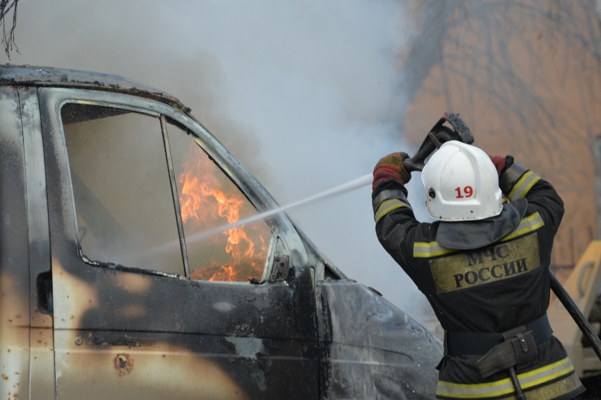 Три рядом стоящих автомобиля сгорели в Первоуральске