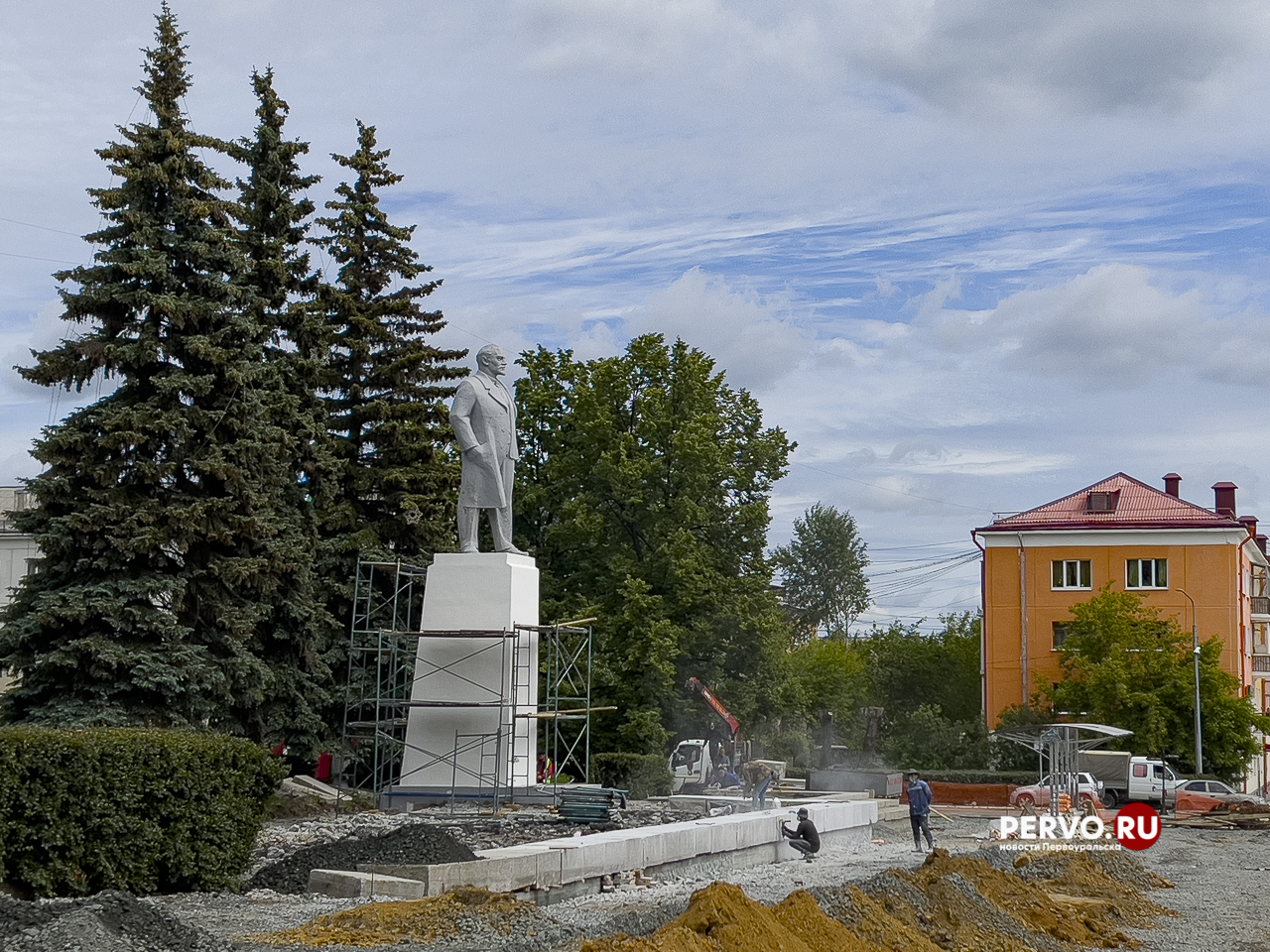 В Первоуральске обновляют постамент памятника Ленину