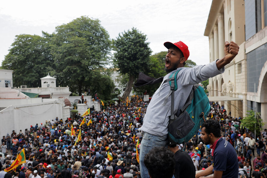 Власти Шри-Ланки уходят в отставку после того, как протестующие ворвались в их дома