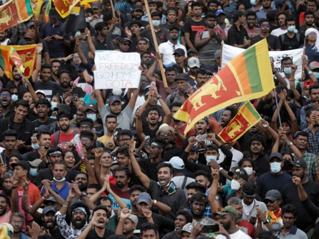 Премьер-министр Шри-Ланки Ранил Викрамасингхе, назначенный исполняющим обязанности президента республики, объявил в стране чрезвычайное положение.