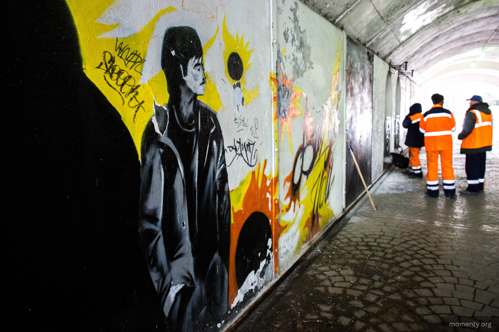 В Екатеринбурге в переходе имени Цоя закрашивают граффити
