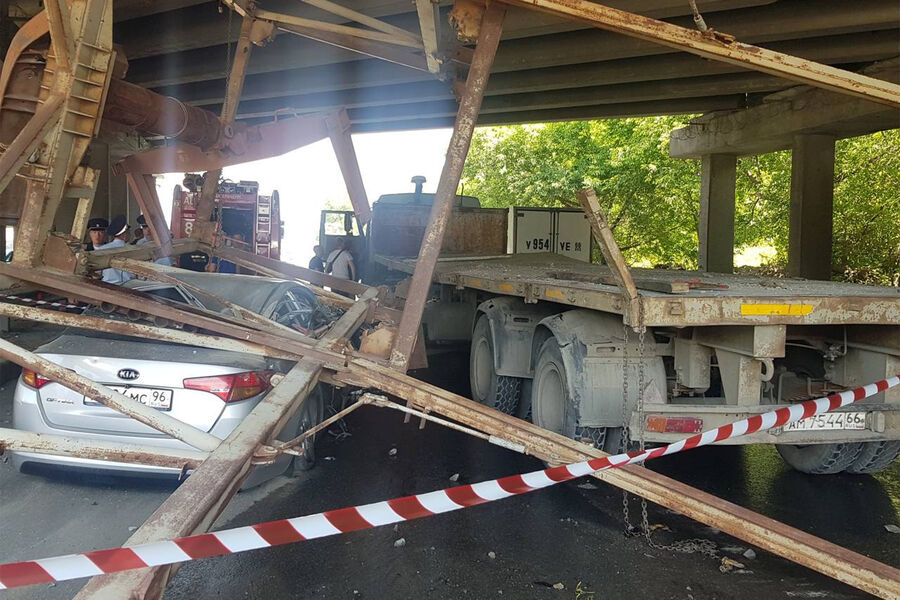 В Екатеринбурге выпавшая из «Камаза» металлическая конструкция раздавила легковушку
