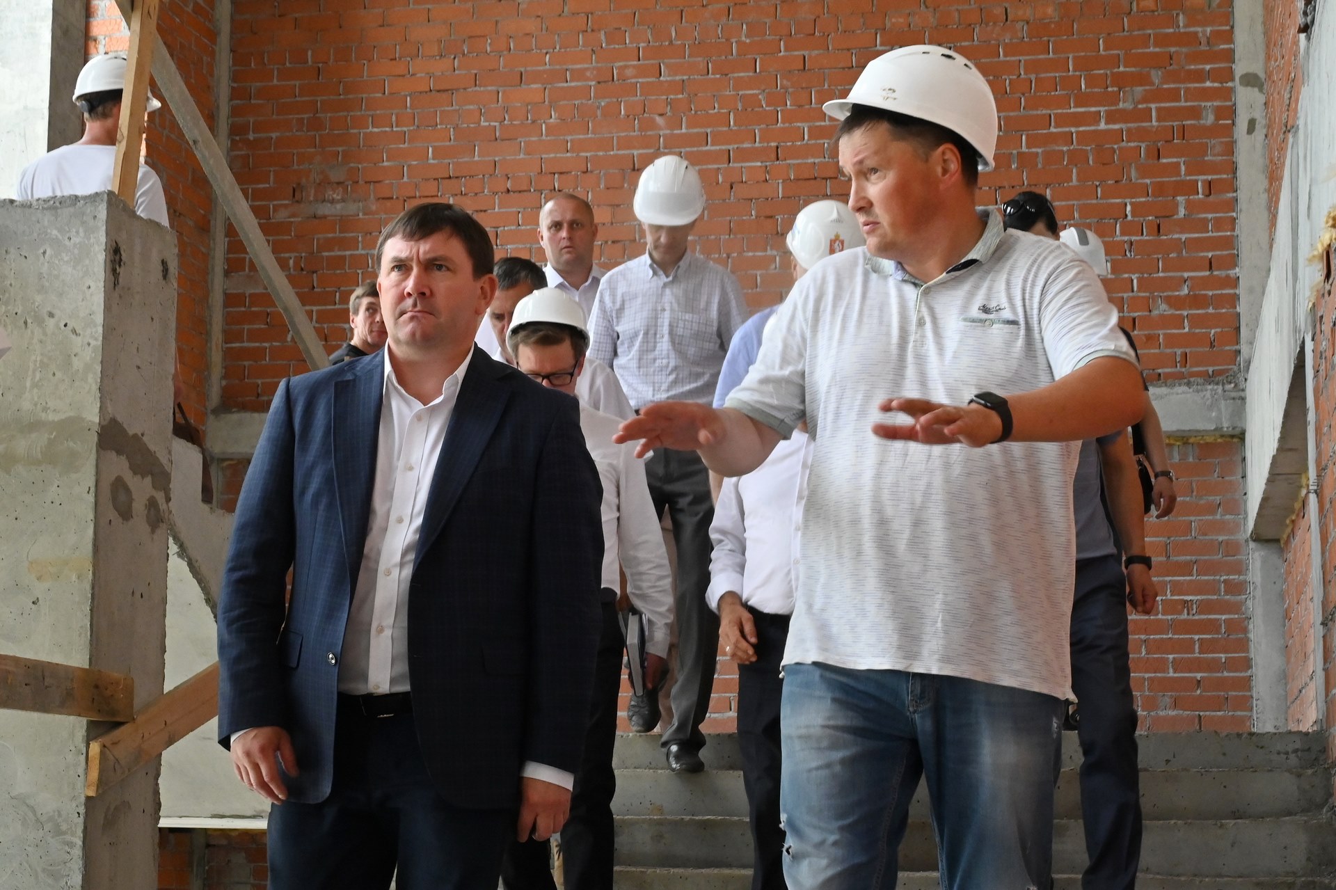 Алексей Шмыков проверил ход строительства школы и ДВВС