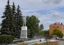 В Первоуральске обновляют постамент памятника Ленину