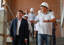 Алексей Шмыков проверил ход строительства школы и ДВВС