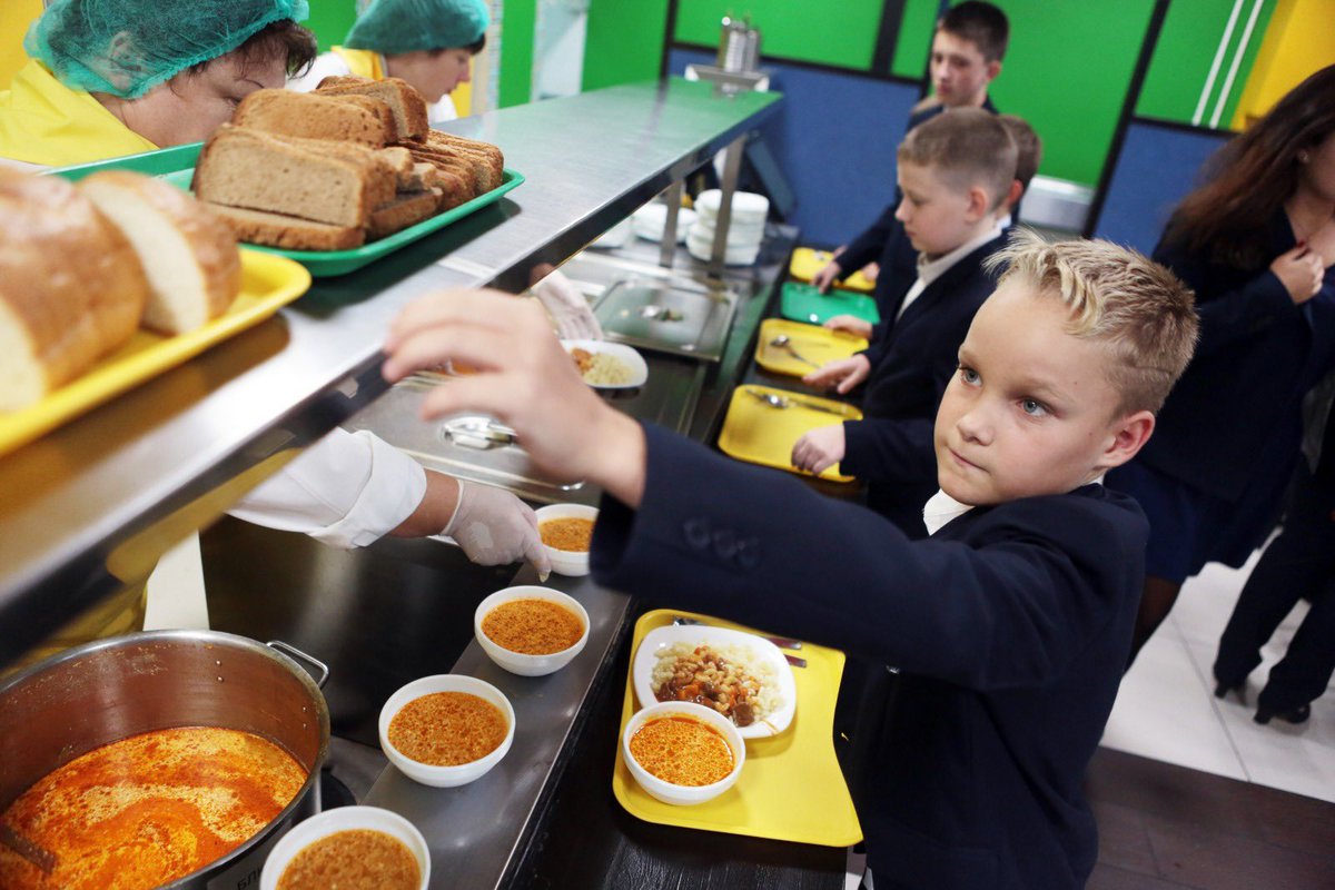 Глава региона проверит качество питания в школьных столовых