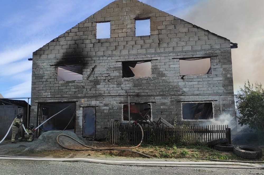 В Первоуральске сильный пожар уничтожил частный дом