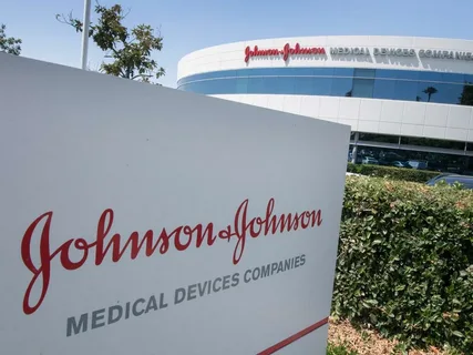 Johnson & Johnson прекратит выпуск детской присыпки на основе талька