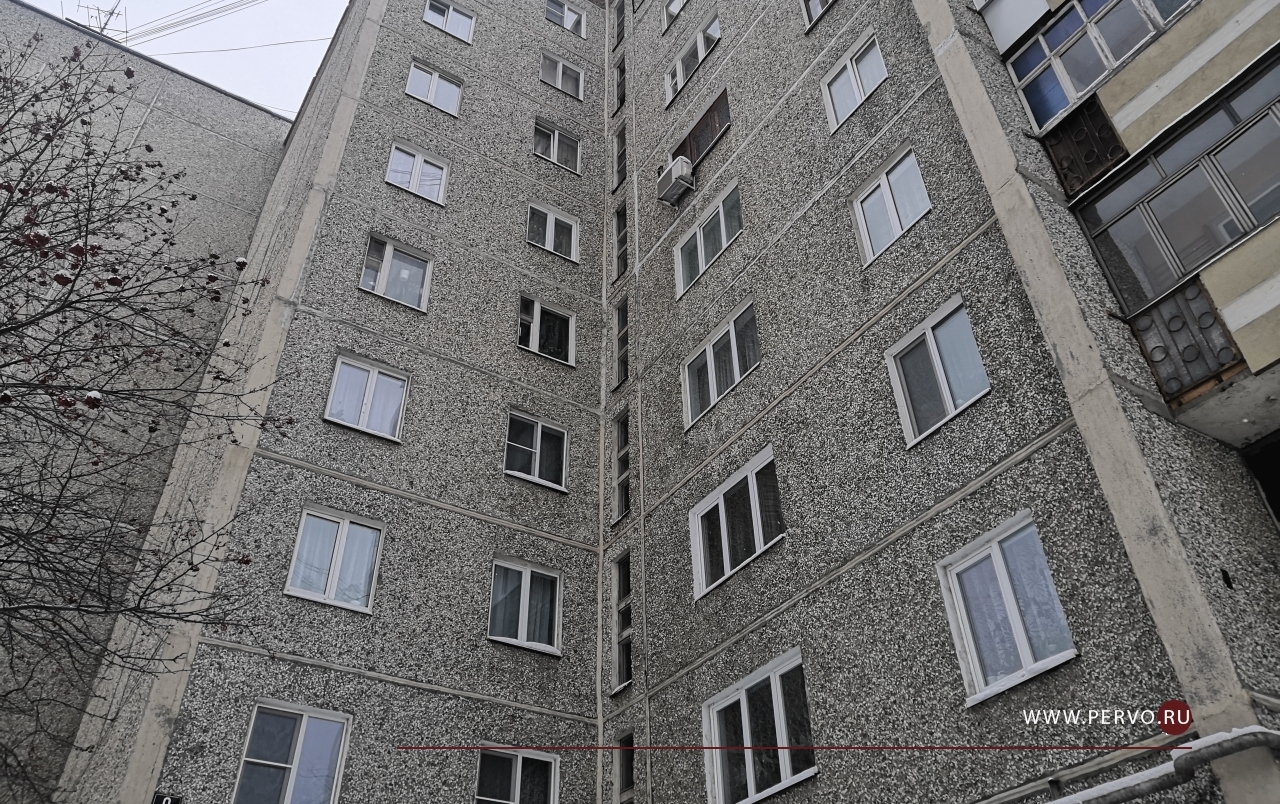 Жители дома в Екатеринбурге стоят в огромных очередях из-за сломанного лифта