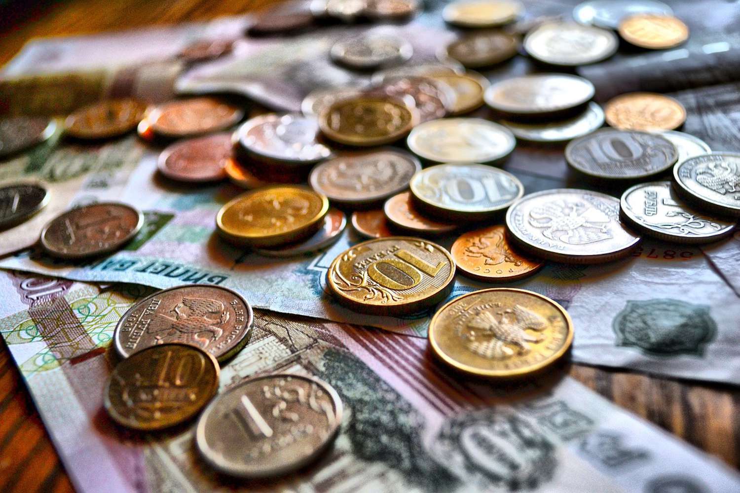 Курс рубля в начале торгов 31 августа ослабел к доллару и евро