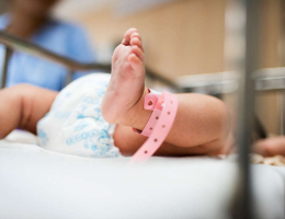 В новосибирской больнице уронили младенца во время родов