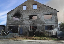 В Первоуральске сильный пожар уничтожил частный дом